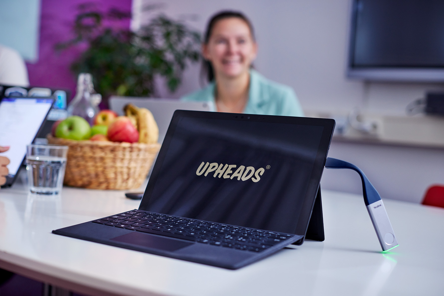 Dator med loggan Upheads på