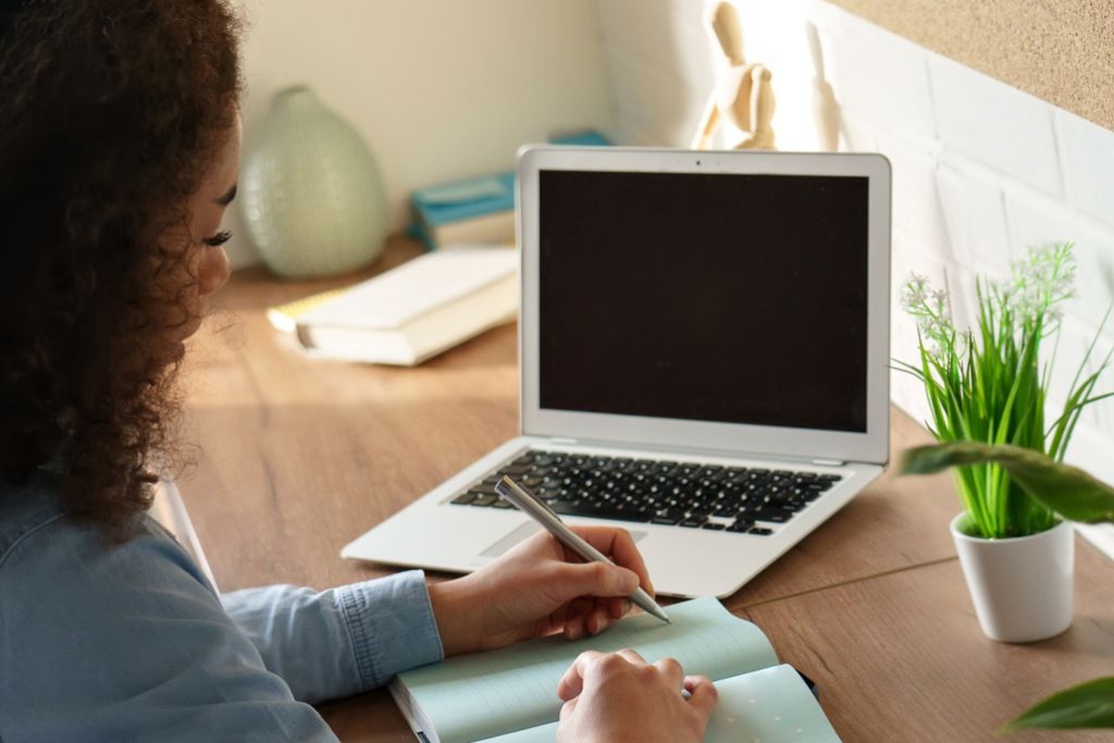 Kvinna som sitter vid datorn