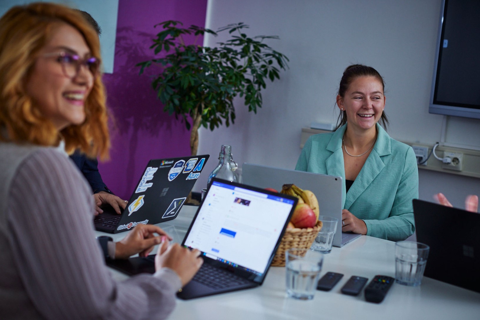 Två kollegor som ser glada ut på ett möte