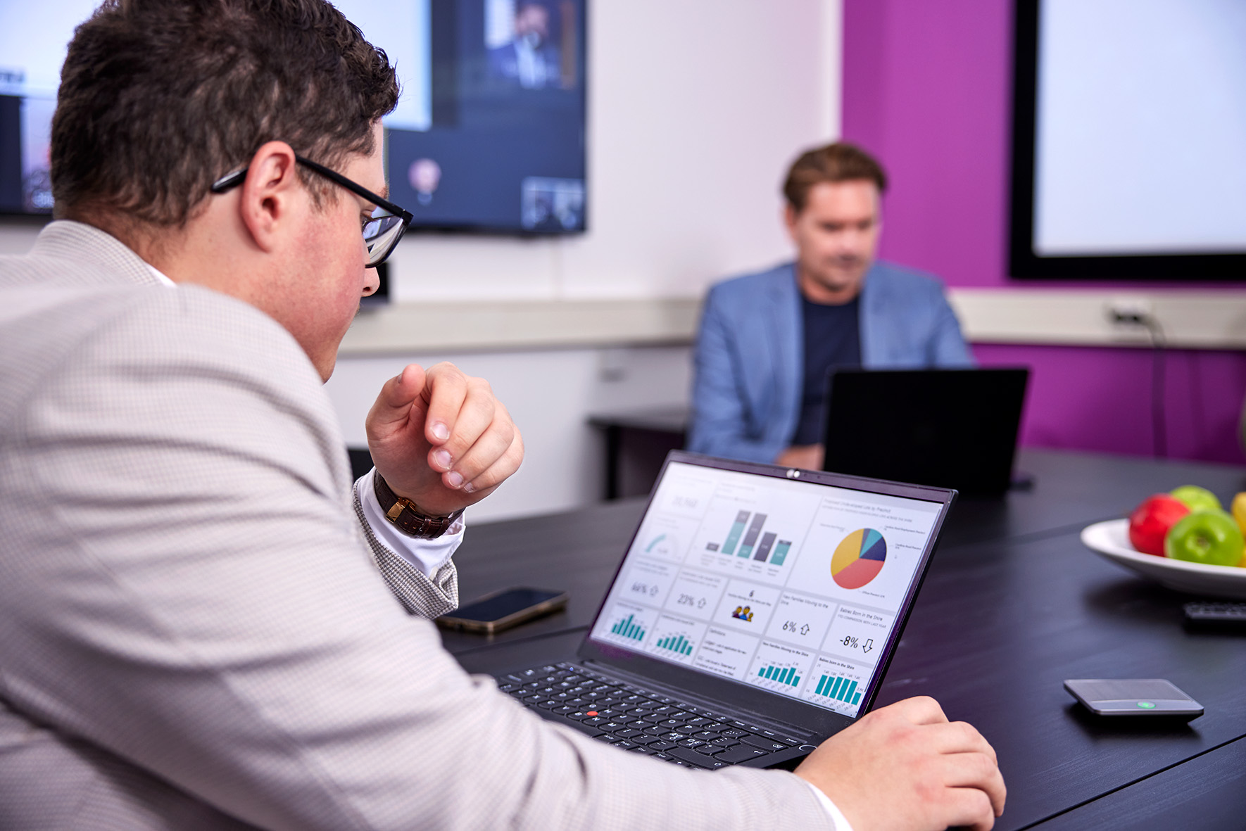 Kille sitter framför datorn och jobbar