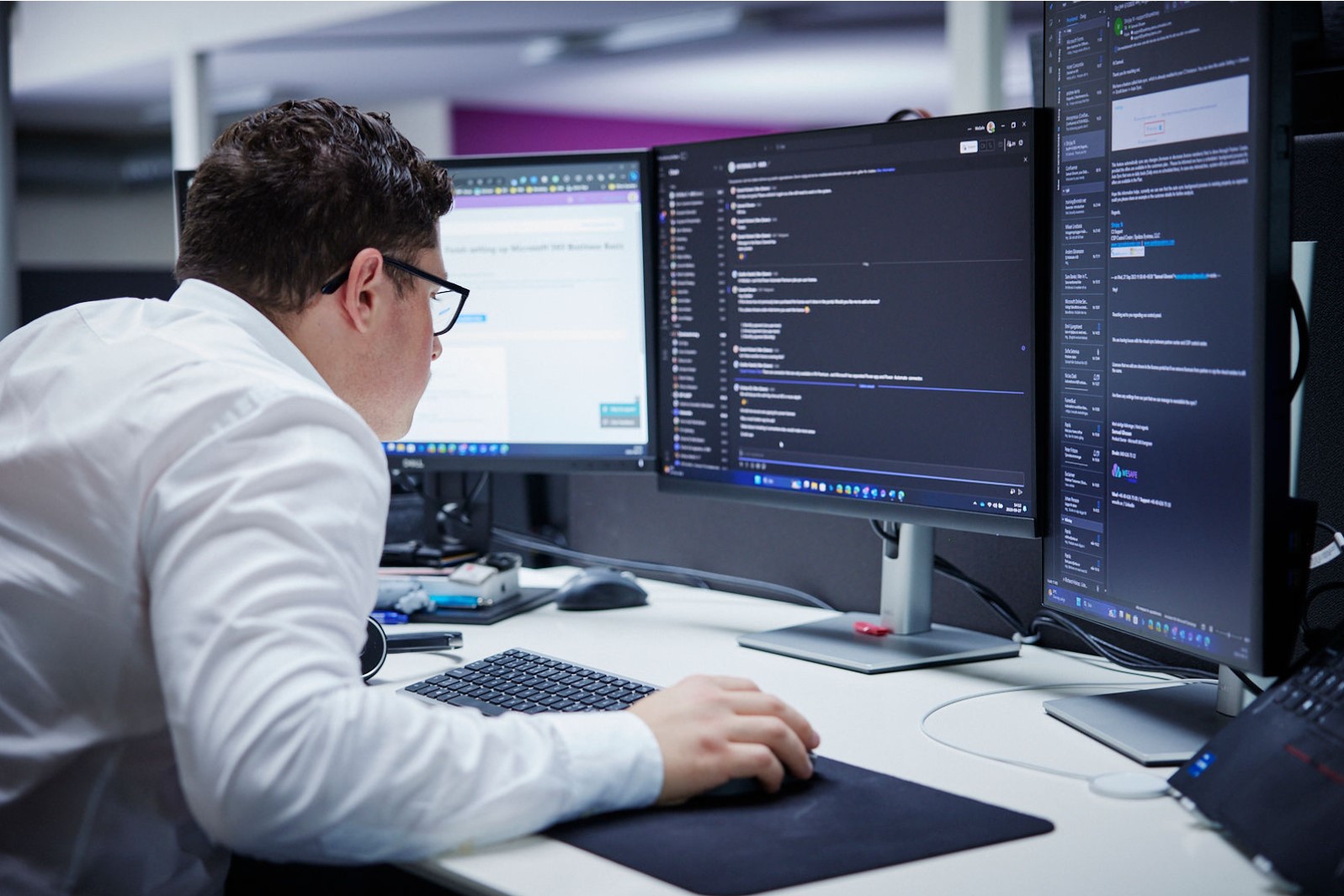 Kille på ett kontor som sitter vid datorn och jobbar